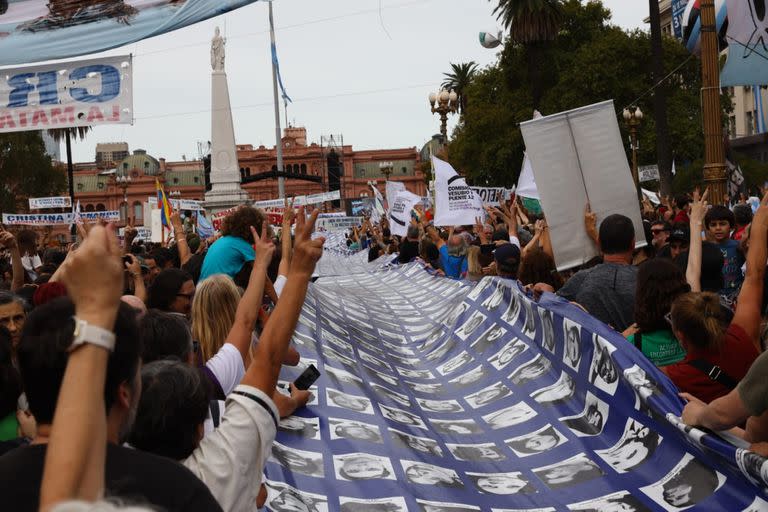 El acto por el Día de la Memoria por la Verdad y la Justicia en la Plaza de Mayo. En el palco habla Estela de Carlotto