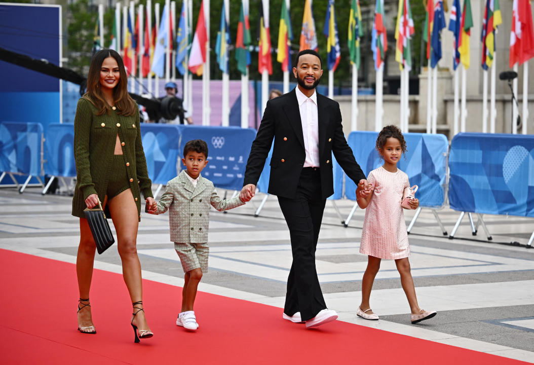 Paris 2024 Olympics - Opening Ceremony - Paris, France - July 26, 2024. Musician John Legend and his wife Chrissy Teigen and their children arrive for the opening ceremony. REUTERS/Dylan Martinez