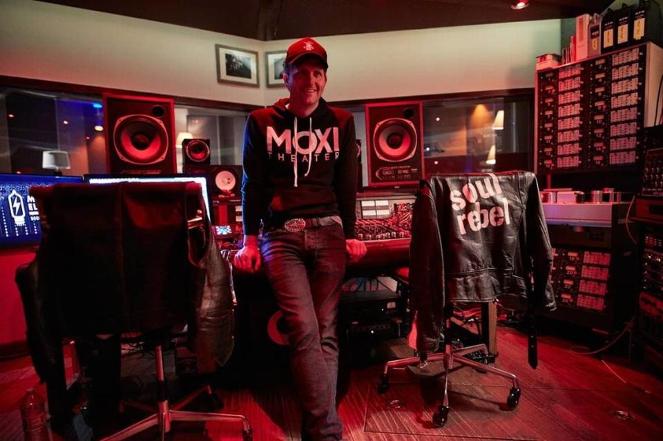 John Pedigo, compositor, músico y productor, en el estudio.