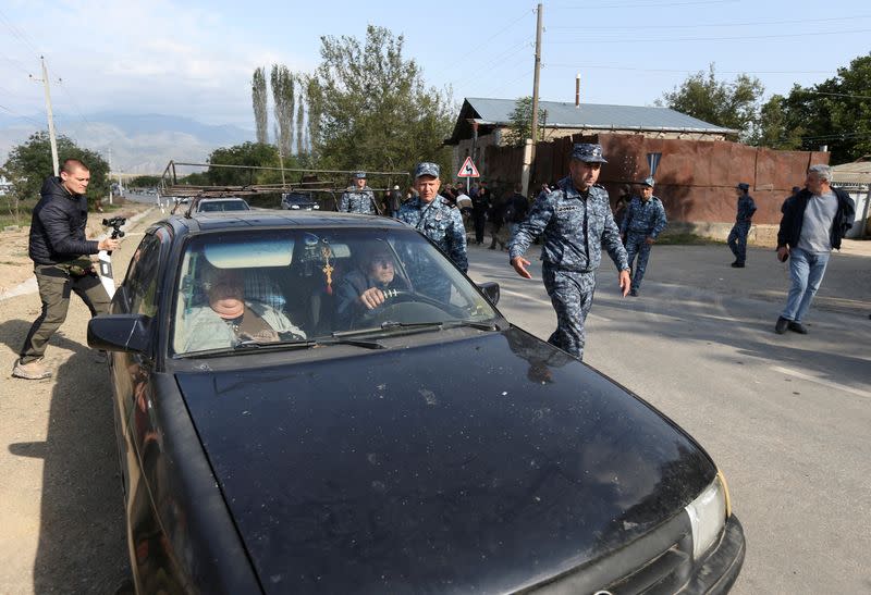 Refugees from Nagorno-Karabakh region arrive at an Armenian checkpoint in Kornidzor