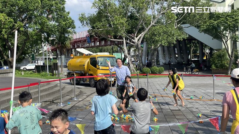 林右昌跟小朋友一起打水仗（圖／記者高逸帆攝影）