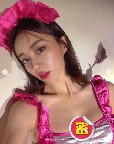 韓國網拍女神Moon在IG曬出性感女僕裝扮，火辣身材瞬間成為焦點。（圖／翻攝自@vivamoon IG）