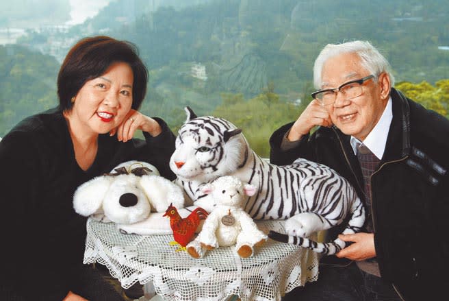 2005年3月，作家柏楊與夫人張香華收藏著從各地帶回的寵物玩偶，採訪時，他親蜜地抱著玩偶，一派童真的笑靨掛在臉上。（本傲資料照片）