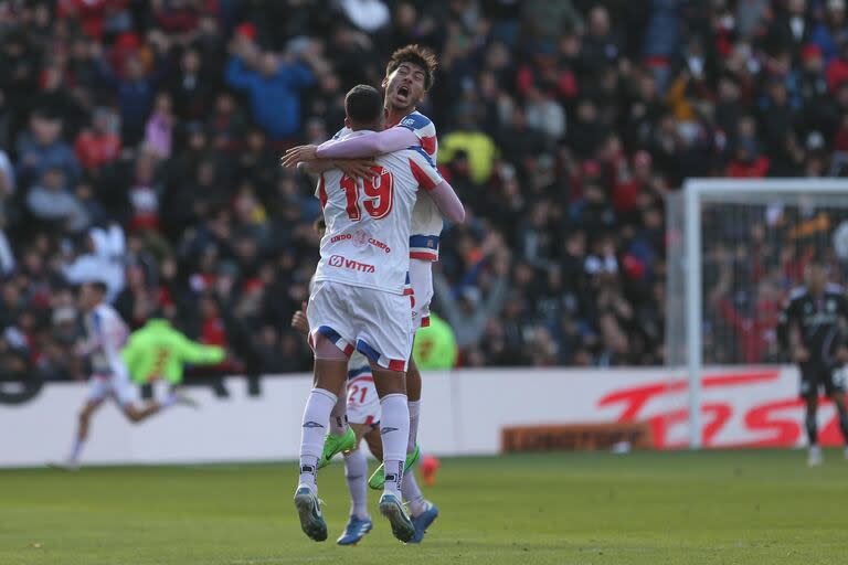 El festejo de gol de Argentinos Juniors en varios sectores de la cancha, ante River Plate.