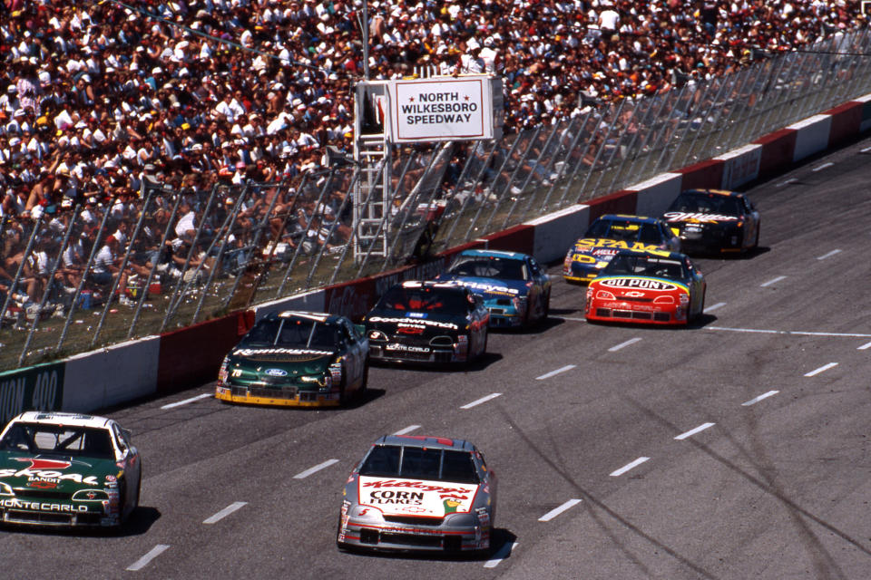 NORTH WILKESBORO, NC - 1996: Terry Labonte (No. 5) y Harry Gant (No. 33) lideran el campo durante una carrera de la Copa NASCAR en North Wilkesboro Speedway.  Este fue el último año en que la histórica pista celebró carreras para la serie de la Copa.  (Foto de ISC Images & Archives a través de Getty Images)