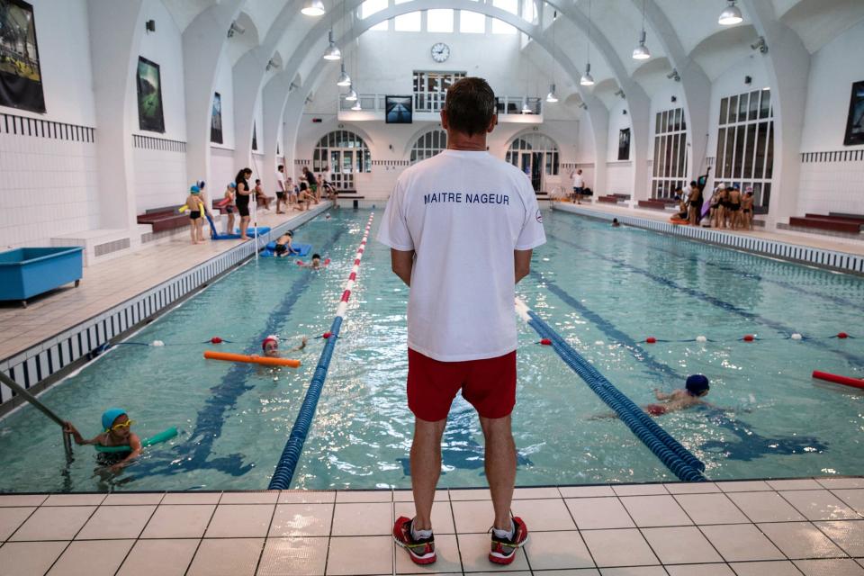 La fermeture des piscines pour les écoliers fait craindre une augmentation des noyades cet été - AFP