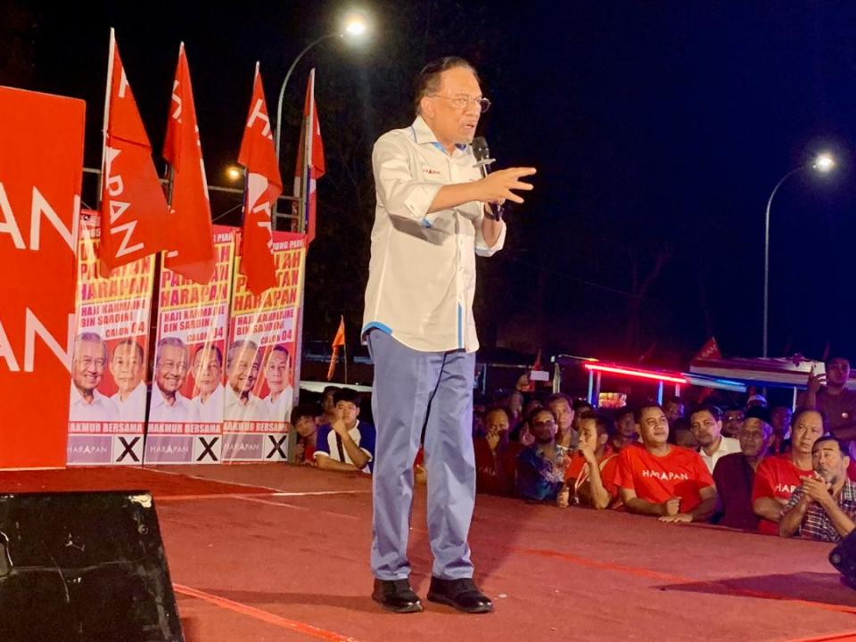 PKR president Datuk Seri Anwar Ibrahim managed to attract a decent crowd at his speeches last night in Tanjung Piai ahead of the November 16 poll. — Picture by Ben Tan