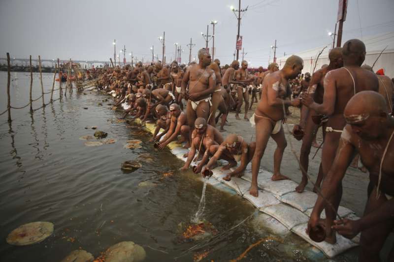 印度教信徒在宗教慶典「大壺節」中齊聚恆河邊的盛況。（美聯社資料照）