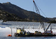 Los habitantes de Giglio y los curiosos podrán observar al Costa Concordia hasta finales de la primavera de 2013, cuando debe de concluir la operación para reflotar el buque. La maniobra, valorada en 300 millones de dólares, será realizada por la empresa estadounidense Titan Salvage y la italiana Micoperi. De regreso al puerto, el crucero será vendido como chatarra. (AP Photo)