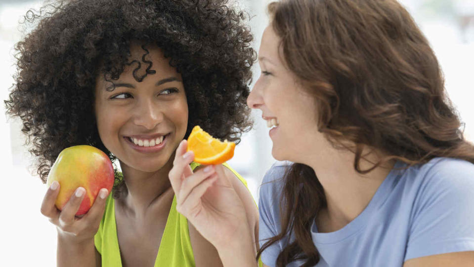 Los científicos han relacionado la sensibilidad al sabor amargo y el riesgo de desarrollar cáncer. Si ciertos alimentos como la manzana y los cítricos te parecen amargos, consúltalo con tu médico. (Foto: Getty)