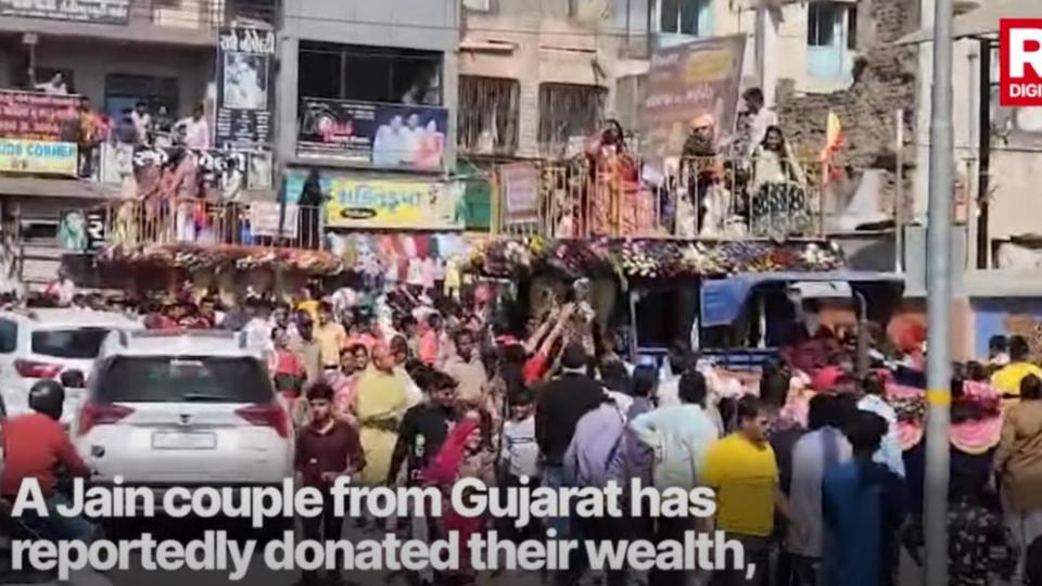 印度一對富商夫妻捐出7.8億台幣財富，淨身出家成為修行者。（圖／翻攝自 Republic World新聞影片）