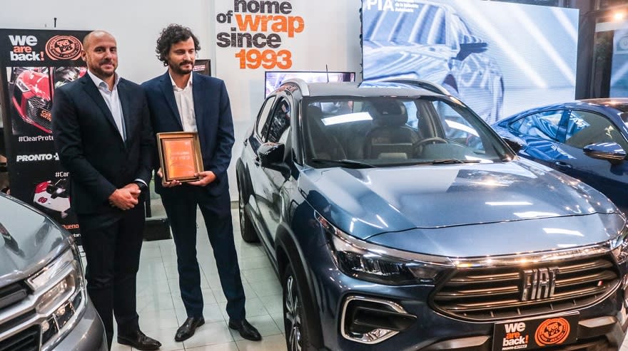 Pablo García Leyenda y Martín Scrimaglia, de Fiat, reciben el premio por el Pulse.