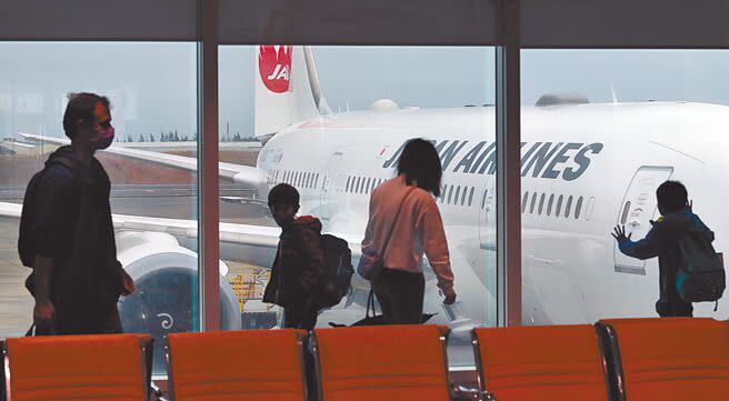 台灣疫情未解，近10條傳播感染源仍不明。圖為桃機第二航廈的出境管制內，候機室內的旅客準備搭乘日航班機前往東京。（范揚光攝）