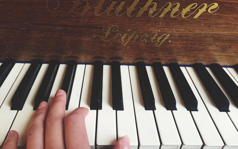 The reader's piano was damaged in transit - www.alamy.com