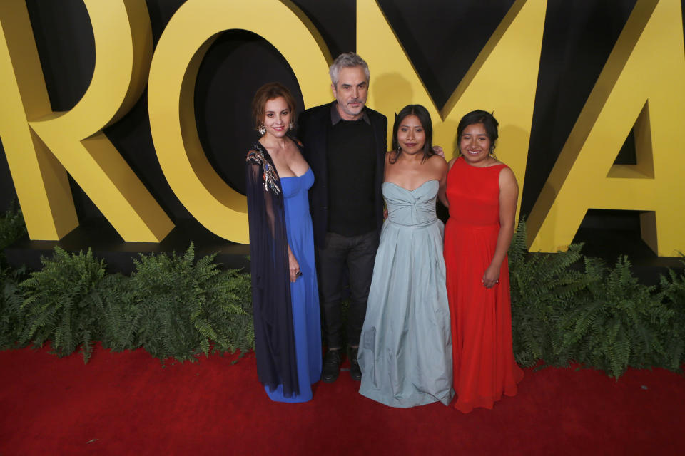 El director mexicano Alfonso Cuarón posa con las actrices Mariana de Tavira, a la izquierda, Yalitza Aparicio y Nancy García, a la derecha, al llegar a la premiere de su película "Roma" en la Ciudad de México el 17 de diciembre del 2018. (AP Foto/Marco Ugarte)