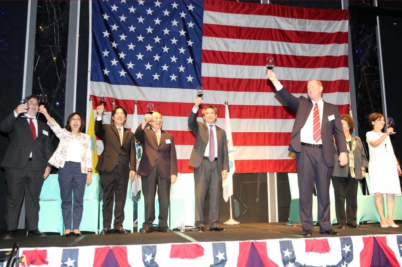 為歡慶美國國慶，美國在台協會(AIT)高雄分處今(26)日舉辦慶祝酒會。（台南市政府提供）