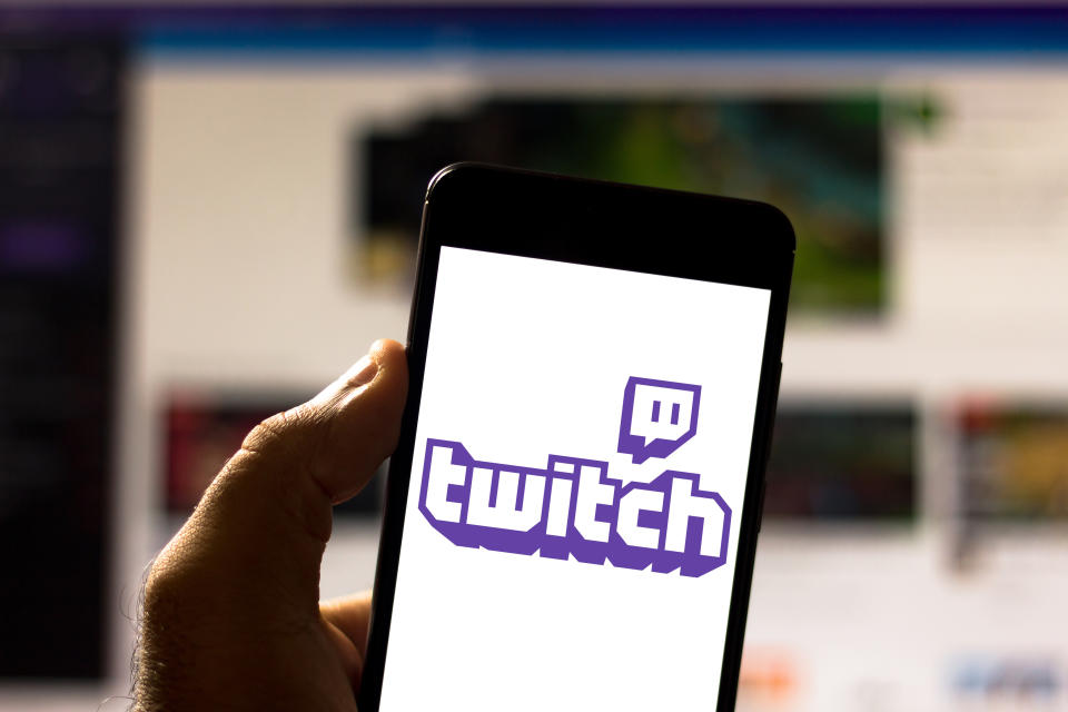 Tecnológicamente, la década del 2010 se recordará entre otras cosas por el auge de los e-sports y si un producto ha ayudado a ello es Twitch. Este servicio de <em>streaming</em> que apareció en junio de 2011 está enfocado principalmente a la retransmisión de videojuegos en directo y triunfó desde su lanzamiento. Tanto que Amazon lo compró en 2014 por 735 millones de euros. (Foto: Rafael Henrique / SOPA Images / LightRocket / Getty Images).