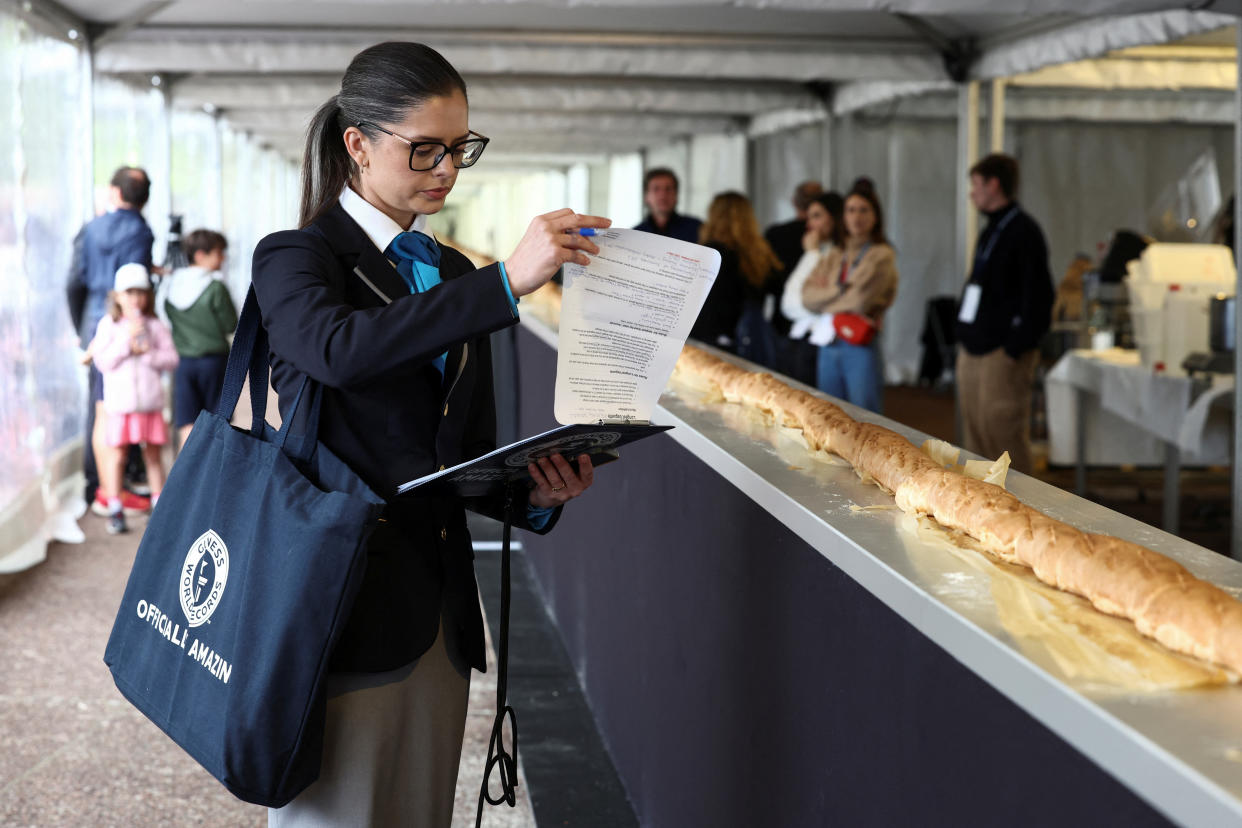 Joanne Brent, sie ist die Richterin der Rekordeorganisation Guinness World Records begutachtet den Versuch eines französischen Bäckerteams, das längste Baguette zu backen