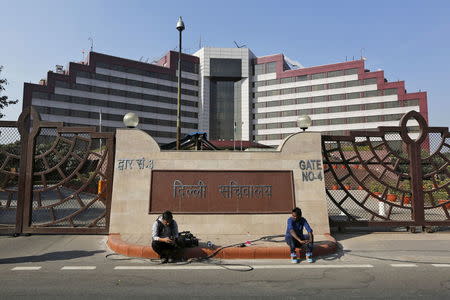 Media crew members sit outside the Delhi Secretariat building which houses the offices of Chief Minister Arvind Kejriwal and other senior officials, in New Delhi December 15, 2015. REUTERS/Adnan Abidi