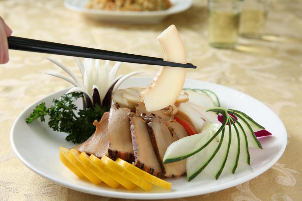 合菜不可少的「花枝鮑魚綜合拼盤」的「花枝魯」吃來彈牙，有淡淡五香味。（花枝魯150元／份、鮑魚切片350元／份）