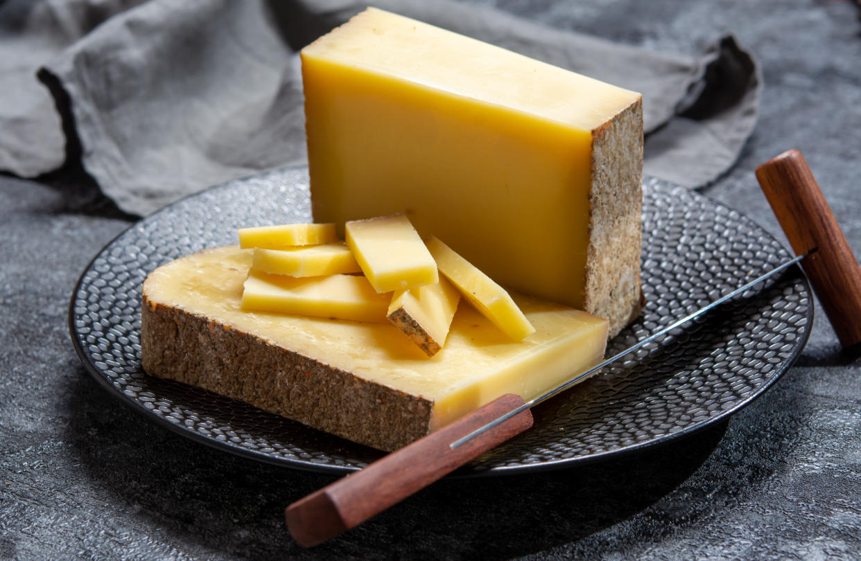 Käserinde ist nicht gleich Käserinde: Ob der Schutz des Käses zum Verzehr geeignet ist, hängt von einigen Faktoren ab. (Foto: Getty Images)