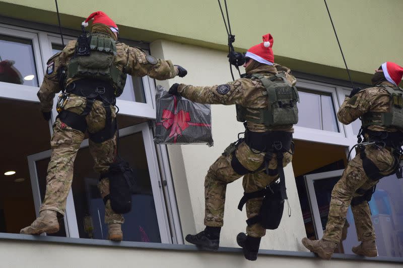 Agentes de la policía antiterrorista polaca entregan regalos a los pacientes de un hospital infantil en el día de San Nicolás