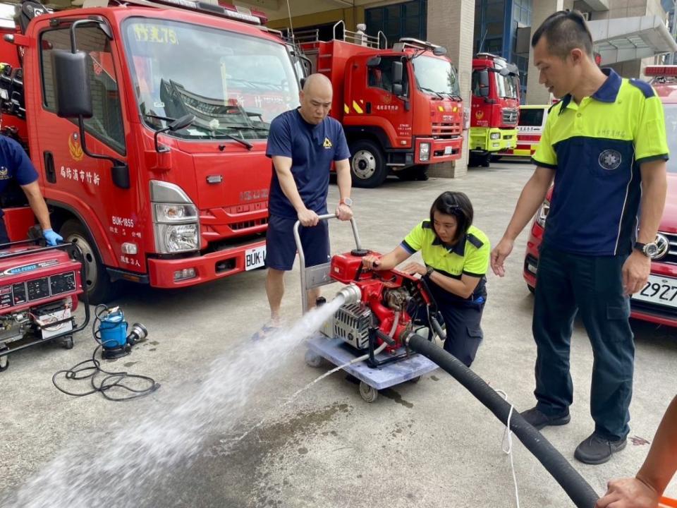 消防局也已整備各項抽水機、防汛器材，並持續掌握天氣情資。（圖/記者林照東翻攝）