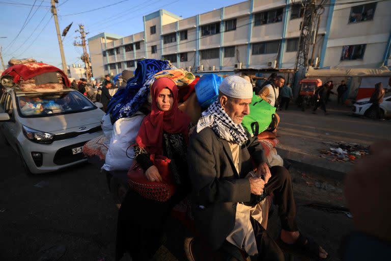 Los palestinos que se están en refugios temporales regresan a sus hogares en el este de Khan Yunis, en el sur de la Franja de Gaza, durante las primeras horas de una tregua de cuatro días en las batallas entre Israel y los militantes de Hamás, el 24 de noviembre de 2023 (Créditos: @MAHMUD HAMS)