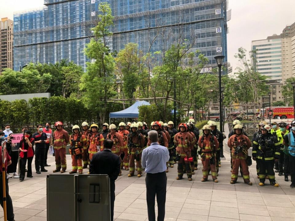 藉由情境模擬演練，有助第一線救災人員瞭解高樓火災可能面臨的各種困難和挑戰。   圖：新北市消防局提供