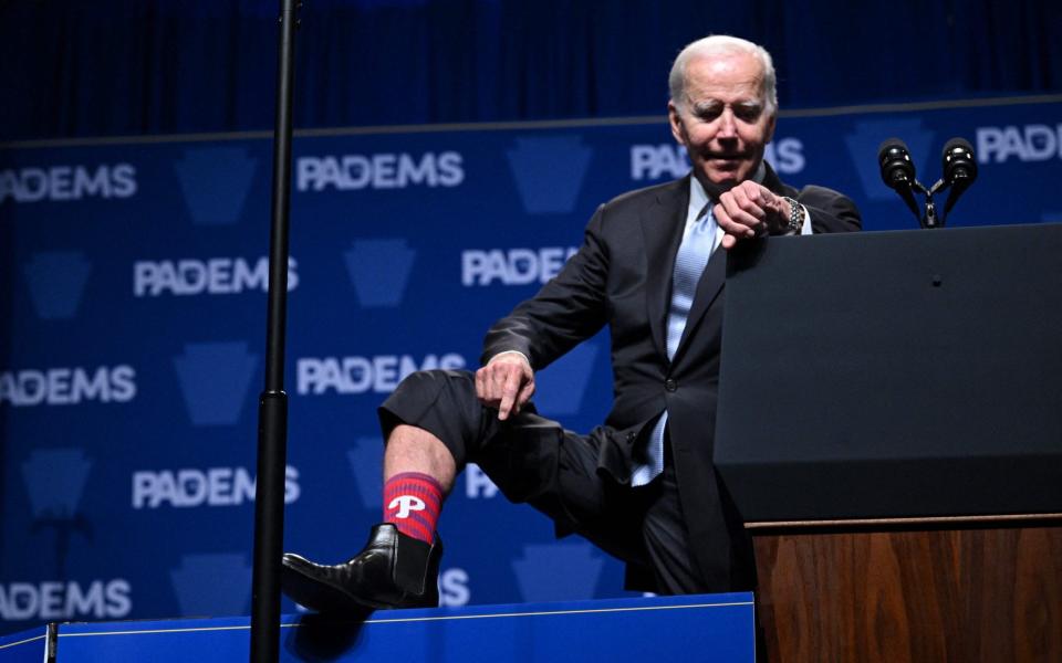 US-Präsident Joe Biden zeigt seine Philadelphia Phillies-Socken, als er bei einem Empfang für die Pennsylvania Democratic Party in Philadelphia spricht – MANDEL NGAN /AFP über Getty Images