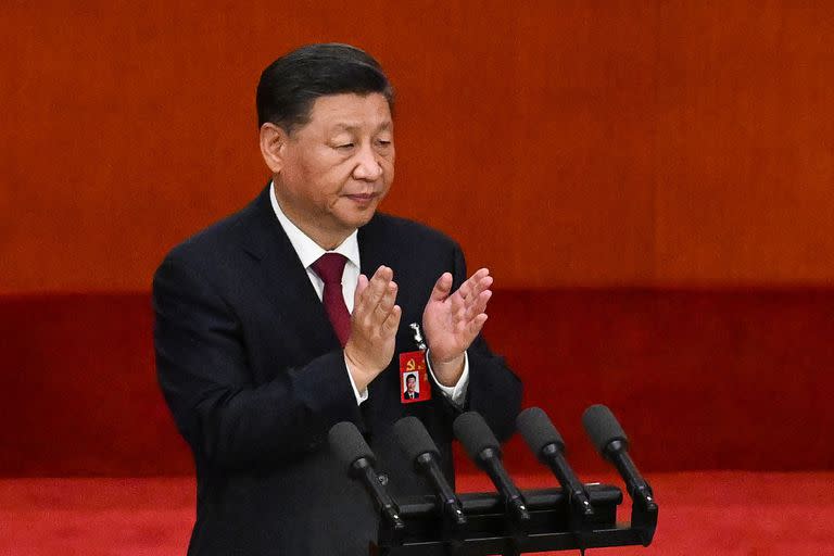 El presidente de China, Xi Jinping, aplaude durante la sesión de apertura del 20º Congreso del Partido Comunista Chino en el Gran Salón del Pueblo en Pekín el 16 de octubre de 2022.