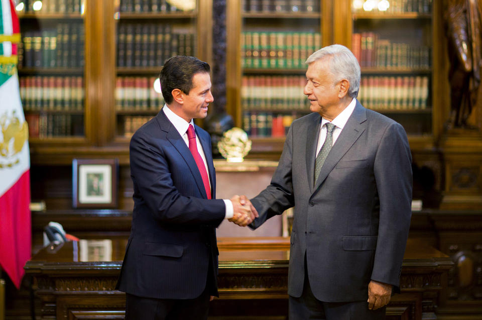 El presidente electo de México, Andrés Manuel López Obrador (D) y el saliente Enrique Peña Nieto, durante una reunión celebrada el 3 de julio de 2018 en el Palacio Nacional en Ciudad de México (Presidencia de México/AFP | HO)