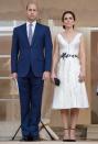 <p>Kates Cocktailkleid am ersten Tag ihres Besuchs in Polen stammt vom Label Gosia Baczyńska. Das Midikleid wurde mit klassischen schwarzen Heels von Gianvito Rossi und Perlenohrringen von Balenciaga kombiniert. (Bild: PA) </p>