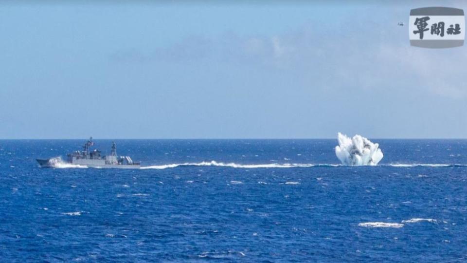 錦江級艦投放深水炸彈（圖／軍聞社提供）