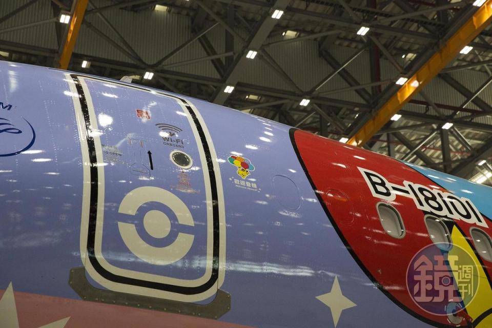 「皮卡丘彩繪機CI」總共歷時21天完成全機彩繪，就連機門旁都有小驚喜。
