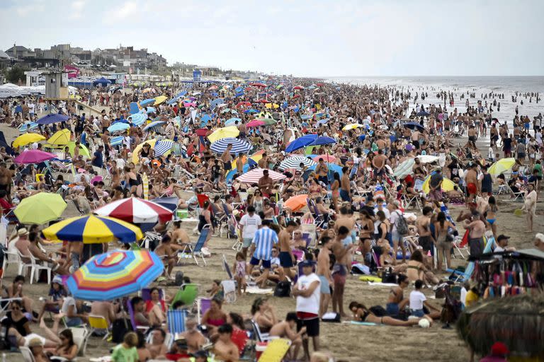 En un sábado inestable, la gente se volcó masivamente a la playa en Pinamar