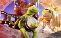 Was haben Kermit und Michelangelo gemeinsam? Sie sind beziehungsweise waren Linkshänder! Dass das im Alltag nicht immer einfach ist, davon kann Kermit ein Lied singen. Wie Michelangelo im Alltag klargekommen ist, wissen wir leider nicht so genau - spannende und kuriose Linkshänderfakten zum Internationalen Linkshändertag am 13. August haben wir aber trotzdem für Sie gesammelt ... (Bild: 2011 Disney Enterprises / Scott Garfield)