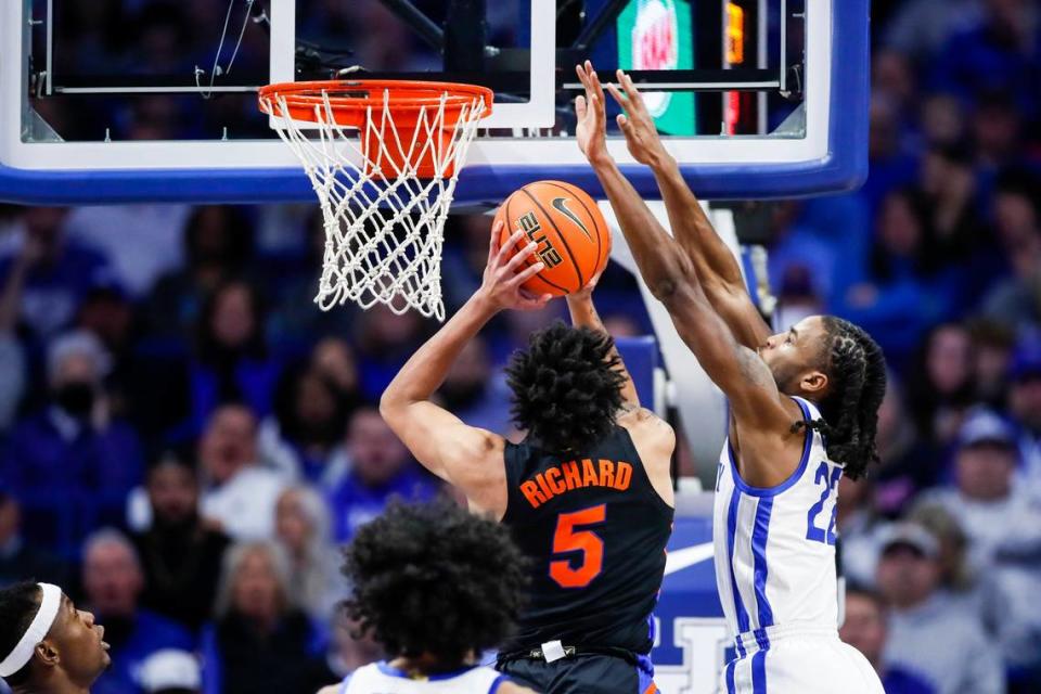 Kentucky’s Cason Wallace, right, blocks a shot by Florida’s Will Richard during Saturday’s game at Rupp Arena.