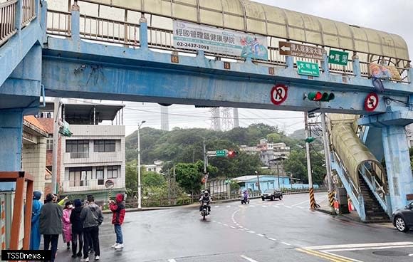 德和國小人行陸橋預定在四月底前完成拆除，市議員張秉鈞再次召集相關單位會勘，針對陸橋拆除及交通安全改善工程進行討論。〈記者王世明翻攝〉