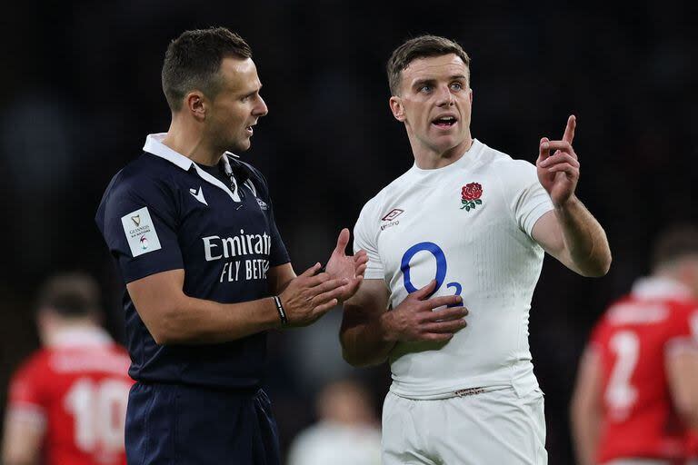 El apertura George Ford se queja ante el árbitro neozelandés James Doleman luego de que los galeses le birlaran la pelota sin que llegar a ejecutar una conversión de try en el Seis Naciones.