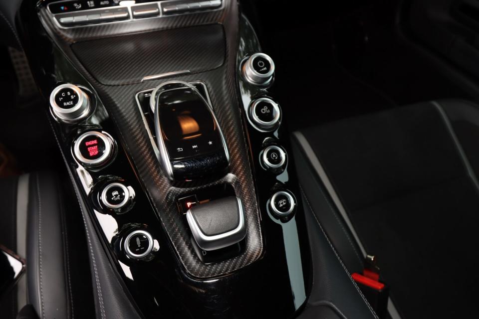 中船上所有的按鈕都有功能，其中最下方左右兩個按鍵，分別為AMG Dynamic Select控制鍵(Slippery、Sport、Sport+、Race以及Individual模式)與AMG高性能排氣系統附電子閥門等。