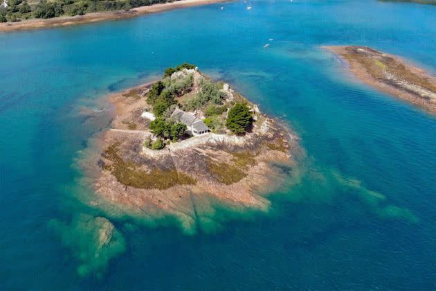 <p>L'île privée avec sa maison à vendre près de Bréhat, dans les Côtes d’Armor. </p>