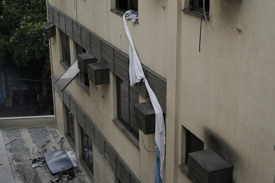 Una cuerda hecha de sábanas que fue usada para escapar del piso superior del Hospital Badim, es vista atada a una ventana, donde un incendio dejó por lo menos 11 personas muertas, en Río de Janeiro, el viernes 13 de septiembre de 2019. (AP Foto/Leo Correa)