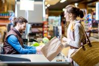 Denken Sie immer daran, Ihre eigene Einkaufstasche oder einen Korb dabei zu haben. Mittlerweile kosten Plastikbeutel und Papiertaschen an der Supermarktkasse Geld. Zwar sind es meist nur Cent-Beträge, aber diese summieren sich auf Dauer. Und obendrein tun Sie mit Ihrer eigenen Tasche auch der Umwelt etwas Gutes. (Bild: iStock / RossandHelen)