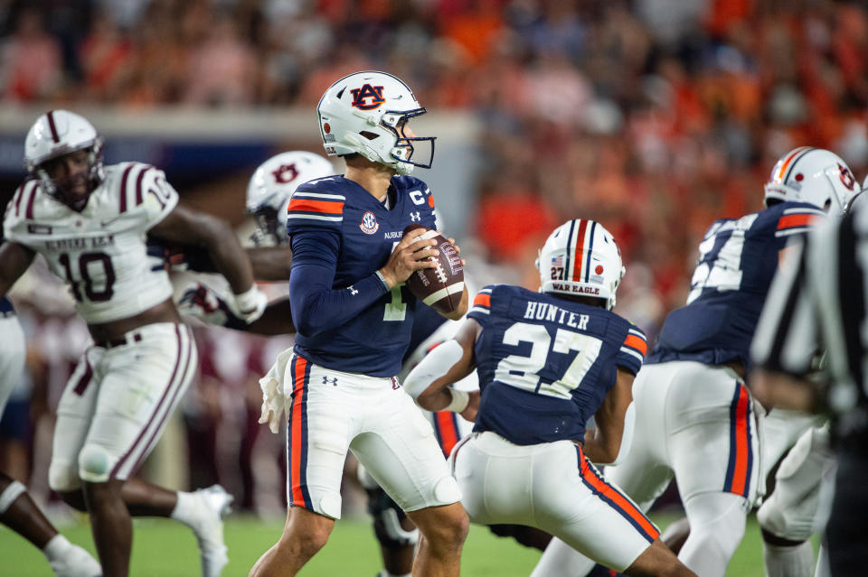 AUBURN, ALABAMA - 31 AGUSTUS: Quarterback Payton Thorne #1 dari Auburn Tigers selama pertandingan melawan Alabama A&M Bulldogs di Stadion Jordan-Hare pada 31 Agustus 2024 di Auburn, Alabama. (Foto oleh Michael Chang/Getty Images)