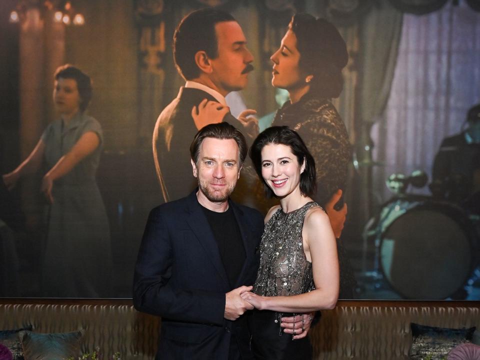 Für "Ein Gentleman in Moskau" traten Mary Elizabeth Winstead und Ewan McGregor erstmals nach Jahren wieder gemeinsam vor die Kamera. (Bild: 2024 Getty Images/Roy Rochlin)