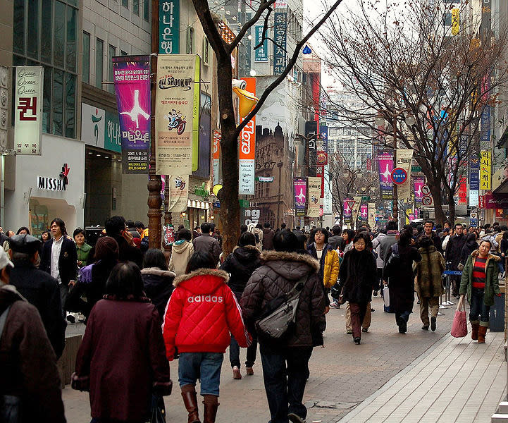 <b>9. Myeongdong - Seúl</b><br><br>Uno de los lugares turísticos más conocidos de la ciudad, que ocupa un espacio de 1 km2 y por donde se calcula que pasan a diario más de 2 millones de personas. El precio anual del alquiler por metro cuadrado asciende a 5.800 euros.