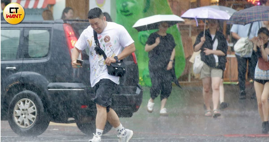 雙北地區一早晴天高溫炎熱，午後下起雷陣雨。（圖／黃耀徵攝）