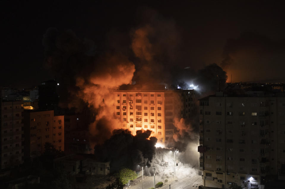 <p>E' guerra aperta tra Israele e Hamas, con decine di morti e centinaia di feriti, e l'escalation di attacchi da ambo le parti prosegue. 1.050 fra razzi e colpi di mortaio sono stati lanciati dalla Striscia contro lo Stato ebraico, in particolare su Tel Aviv e altre città israeliane. Le autorità hanno proclamato lo stato d'emergenza nella città di Lod. Preso di mira anche l'aeroporto Ben Gurion. In risposta l'esercito israeliano ha compiuto oltre 500 attacchi contro obiettivi terroristici di Hamas e Jihad nella Striscia. Oggi previsto un vertice urgente del Consiglio di sicurezza dell'Onu. (AP Photo/Khalil Hamra)</p> 