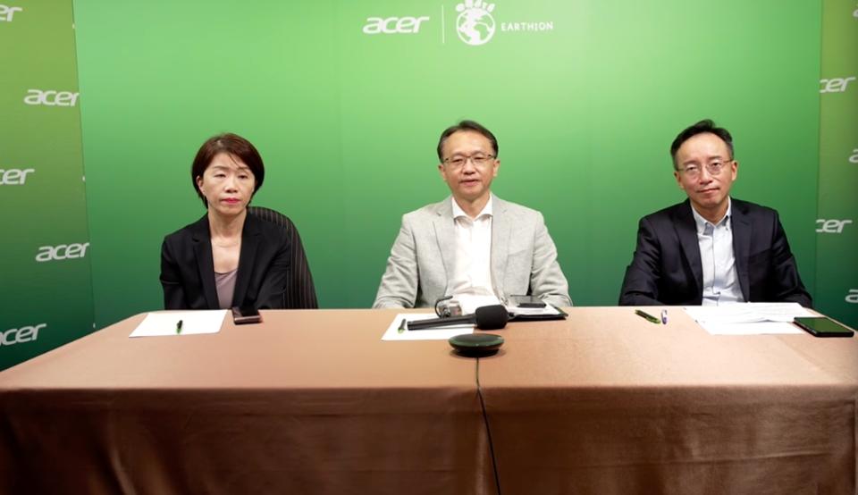 宏碁舉辦「Acer Green Day」，董事長陳俊聖（中）、共同營運長高樹國（右）、黃資婷（左）一起分享宏碁從產品設計製造、包裝、物流甚至回收作法，並攜手供應鏈朝向綠色永續目標邁進。圖／記者呂俊儀攝